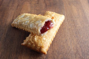 ahşap bir arka plan üzerine vişneli pasta kızarmış yağ Yabani Çilek reçel