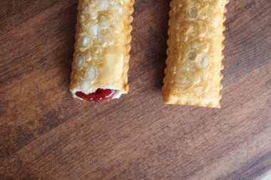 ahşap bir arka plan üzerine vişneli pasta kızarmış yağ Yabani Çilek reçel