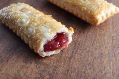 ahşap bir arka plan üzerine vişneli pasta kızarmış yağ Yabani Çilek reçel