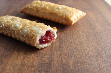 ahşap bir arka plan üzerine vişneli pasta kızarmış yağ Yabani Çilek reçel