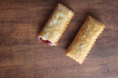 ahşap bir arka plan üzerine vişneli pasta kızarmış yağ Yabani Çilek reçel