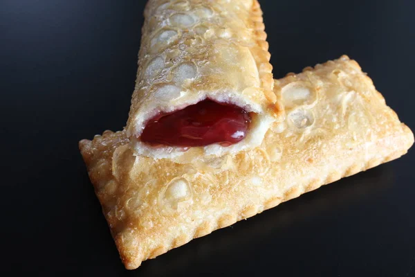 siyah bir arka plan üzerine vişneli pasta kızarmış yağ Yabani Çilek reçel