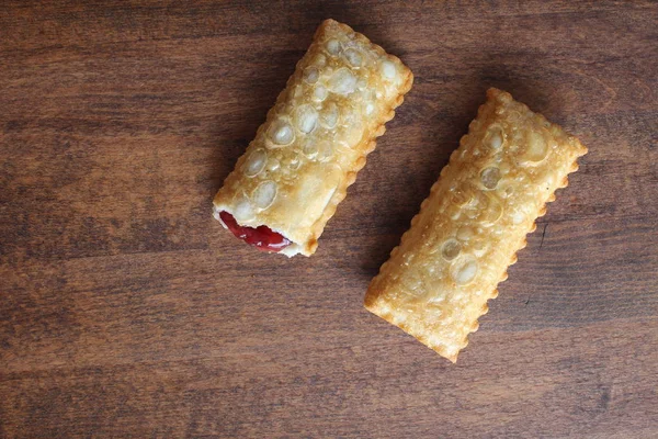 ahşap bir arka plan üzerine vişneli pasta kızarmış yağ Yabani Çilek reçel