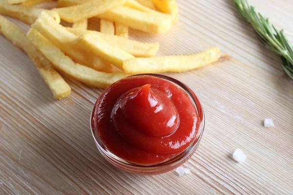 Pommes Und Ketchup Auf Hellem Holz Hintergrund — Stockfoto