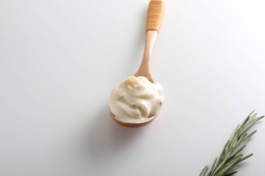 bir kaşık arka planda işlenmiş peynir