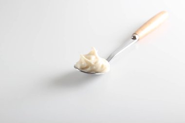 bir kaşık arka planda işlenmiş peynir