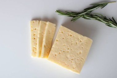 Beyaz arka plan içine kesilmiş peynir