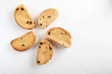 galeta bisküvileri beyaz zemin üzerine üzümlü