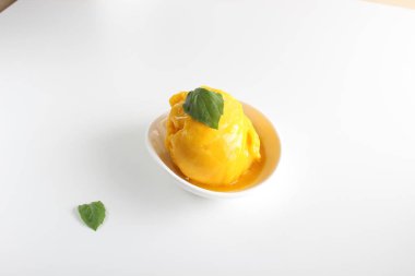 beyaz zemin üzerine sarı mango şerbeti