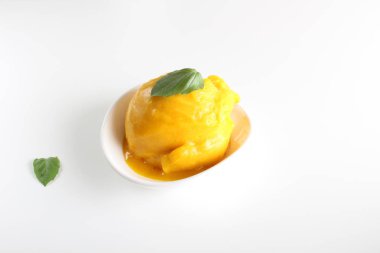 beyaz zemin üzerine sarı mango şerbeti