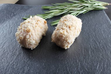 tavuk göğsü rulo gri bir arka plan üzerinde yemek breading içinde