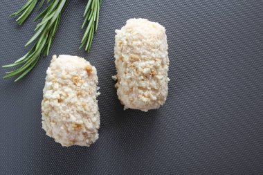 tavuk göğsü rulo gri bir arka plan üzerinde yemek breading içinde