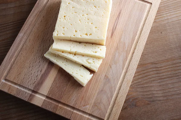 Queijo Cortado Fundo Madeira — Fotografia de Stock