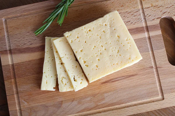 Ahşap Bir Arka Plan Üzerinde Peynir Kesti — Stok fotoğraf