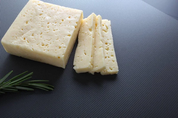 灰色の背景にカット チーズ — ストック写真