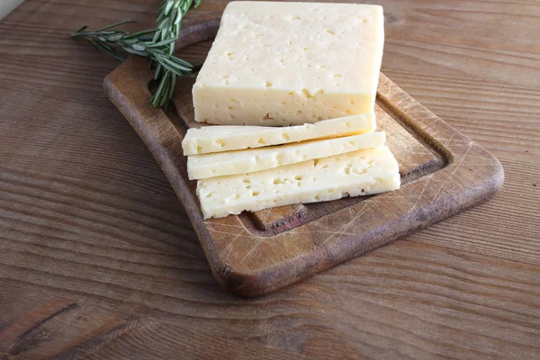 Brânză Tăiată Fundal Din Lemn — Fotografie, imagine de stoc