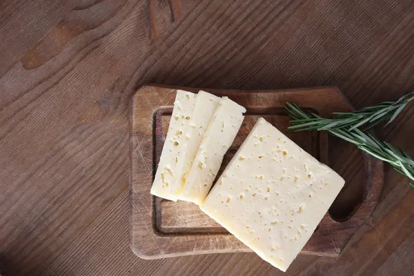 Queijo Cortado Fundo Madeira — Fotografia de Stock