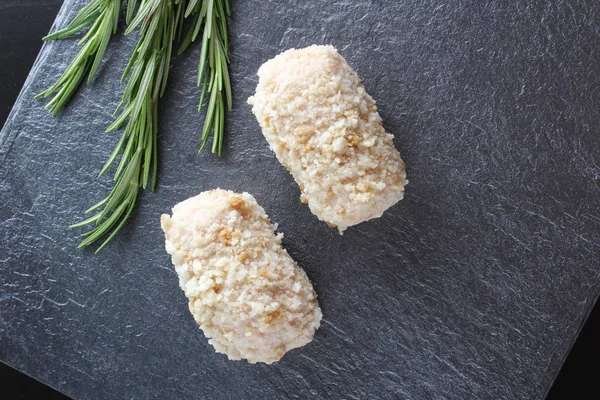 tavuk göğsü rulo gri bir arka plan üzerinde yemek breading içinde