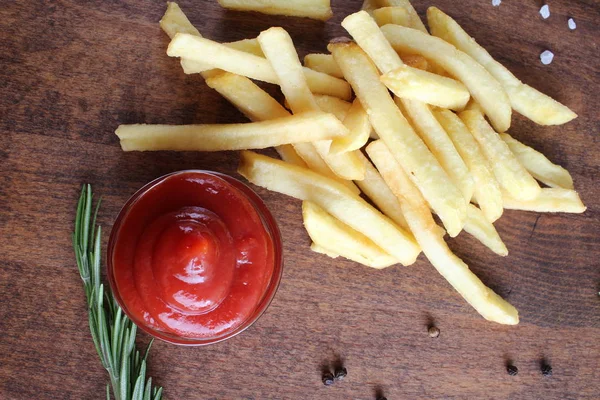 Papas Fritas Ketchup Sobre Fondo Madera — Foto de Stock