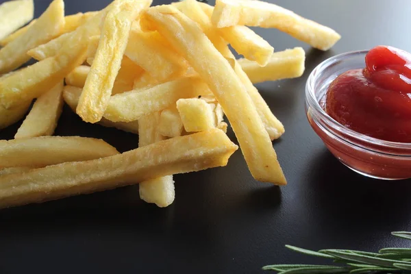 Papas Fritas Salsa Tomate Sobre Fondo Oscuro — Foto de Stock