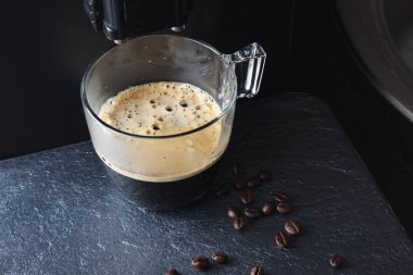 kahve cam bir taş üzerinde arka plan kahve makinesi