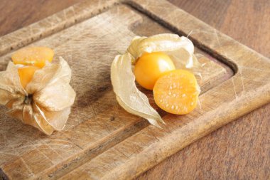 Tahta bir arka planda fizsalis.