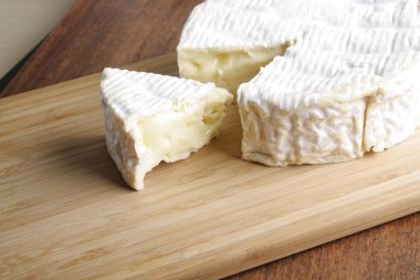 Camembert brie peyniri ahşap arka plan üzerinde