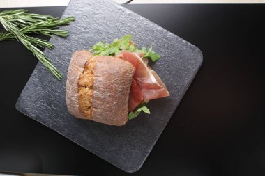 prosciutto jamon taş zemin üzerine sandviçle