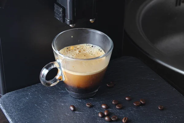 Gelas Kopi Atas Batu Latar Belakang Mesin Kopi — Stok Foto