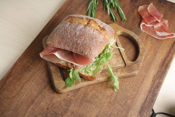 Panino Con Prosciutto Jamon Fondo Legno — Foto Stock