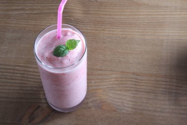 ahşap arka plan üzerinde smoothies