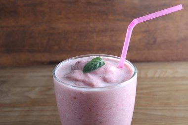 ahşap arka plan üzerinde smoothies