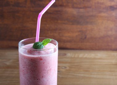 ahşap arka plan üzerinde smoothies