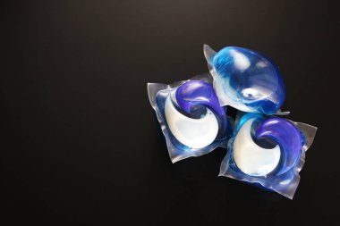 kapsül deterjan koyu arka plan