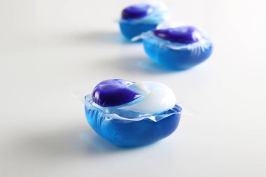 kapsül detergenton beyaz bir arka plan