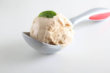 dondurma top Creme brulee beyaz bir arka plan üzerinde