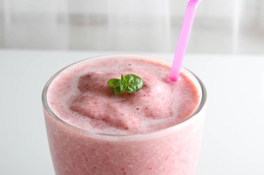 beyaz bir arka plan üzerinde kiraz smoothies 