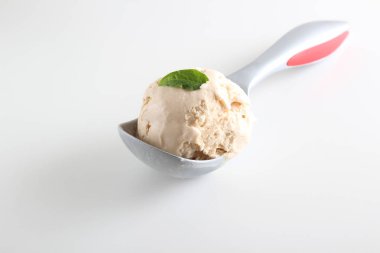 dondurma top Creme brulee beyaz bir arka plan üzerinde