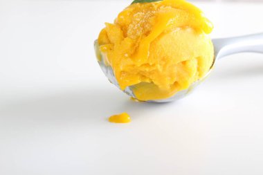 sorbe mango sarı dondurma kaşık