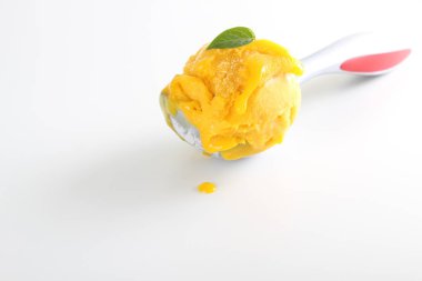 sorbe mango sarı dondurma kaşık