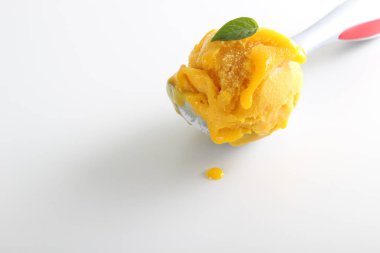 sorbe mango sarı dondurma kaşık