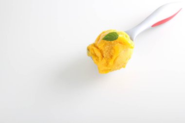 sorbe mango sarı dondurma kaşık