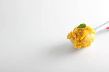 sorbe mango sarı dondurma kaşık