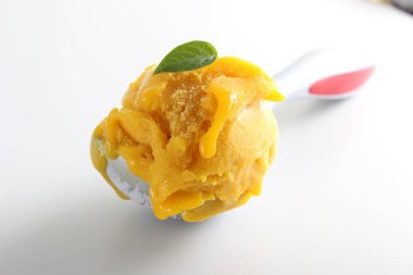 sorbe mango sarı dondurma kaşık