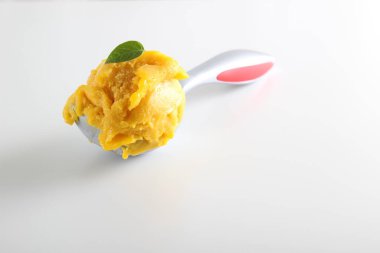 sorbe mango sarı dondurma kaşık