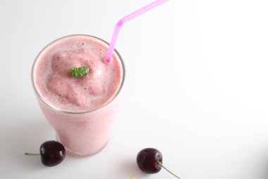 beyaz bir arka plan üzerinde kiraz smoothies 