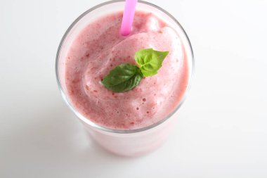 beyaz bir arka plan üzerinde smoothies