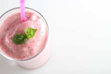 beyaz bir arka plan üzerinde smoothies
