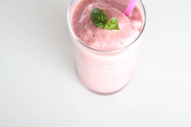 beyaz bir arka plan üzerinde smoothies