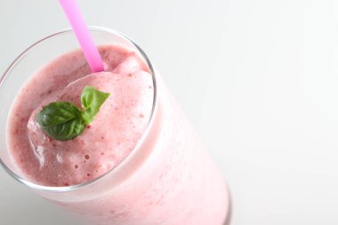 beyaz bir arka plan üzerinde smoothies